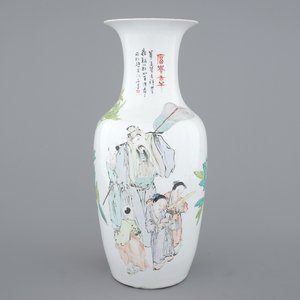 A tall Chinese Qianjiang and famille rose porcelain vase, 19/20th C. — photo 1