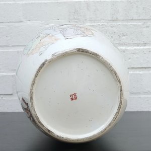 A tall Chinese Qianjiang and famille rose porcelain vase, 19/20th C. — photo 11