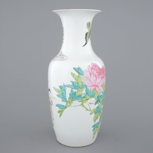 A tall Chinese Qianjiang and famille rose porcelain vase, 19/20th C. — photo 2