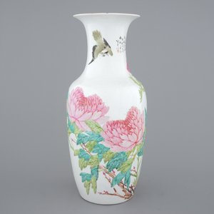 A tall Chinese Qianjiang and famille rose porcelain vase, 19/20th C. — photo 3