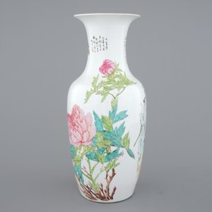 A tall Chinese Qianjiang and famille rose porcelain vase, 19/20th C. — photo 4
