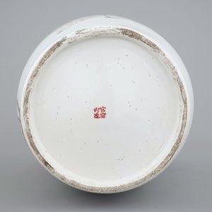 A tall Chinese Qianjiang and famille rose porcelain vase, 19/20th C. — photo 6