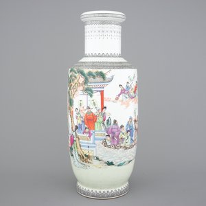 A tall Chinese Republic porcelain rouleau vase, 20th C. — photo 1