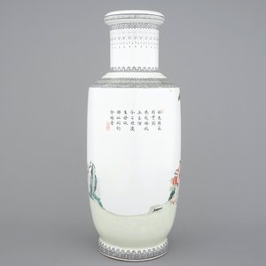 A tall Chinese Republic porcelain rouleau vase, 20th C. — photo 3