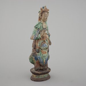 A tall Chinese sancai pottery figure of a guanyin, 18/19th C. — foto 1