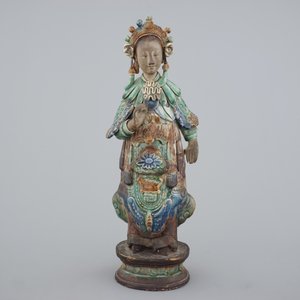 A tall Chinese sancai pottery figure of a guanyin, 18/19th C. — foto 2