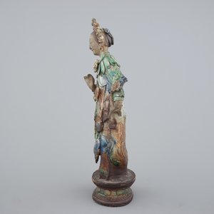 A tall Chinese sancai pottery figure of a guanyin, 18/19th C. — foto 3