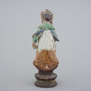 A tall Chinese sancai pottery figure of a guanyin, 18/19th C. — foto 4