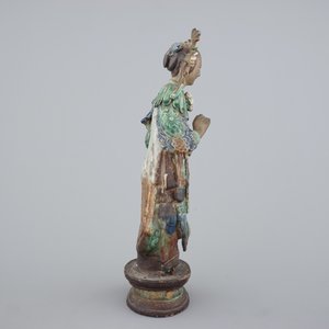 A tall Chinese sancai pottery figure of a guanyin, 18/19th C. — foto 5