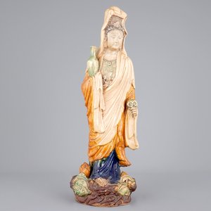 A tall Chinese sancai pottery figure of a guanyin, prob. Ming Dynasty — 照片 1