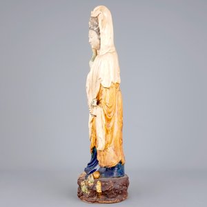 A tall Chinese sancai pottery figure of a guanyin, prob. Ming Dynasty — 照片 2