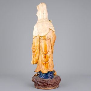 A tall Chinese sancai pottery figure of a guanyin, prob. Ming Dynasty — 照片 3