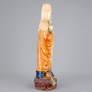 A tall Chinese sancai pottery figure of a guanyin, prob. Ming Dynasty — 照片 4
