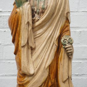 A tall Chinese sancai pottery figure of a guanyin, prob. Ming Dynasty — 照片 7