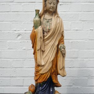 A tall Chinese sancai pottery figure of a guanyin, prob. Ming Dynasty — 照片 8