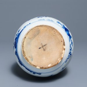 A tall Dutch Delft blue and white chinoiserie bottle vase, Nevers, France, 17th C. — 照片 5