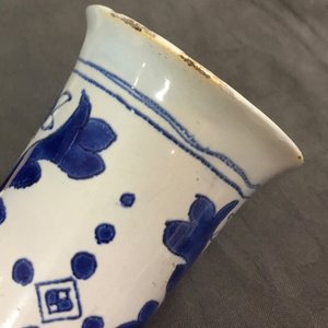 A tall Dutch Delft blue and white chinoiserie bottle vase, Nevers, France, 17th C. — 照片 8