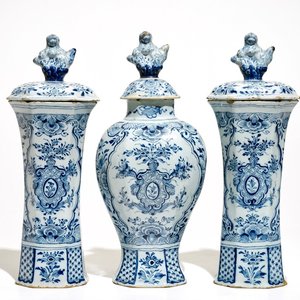A tall Dutch Delft blue and white three-piece garniture, 18th C. — photo 1