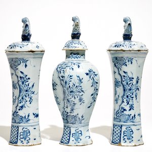 A tall Dutch Delft blue and white three-piece garniture, 18th C. — photo 2