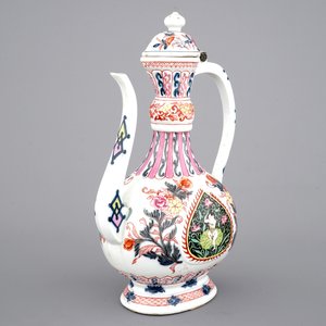 Une grande aiguière en porcelaine de Chine pour le marché indien, 19ème — photo 1