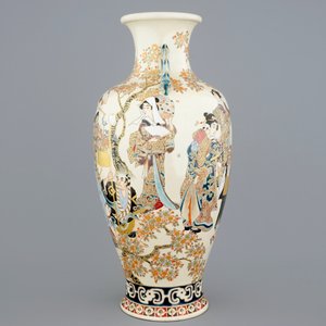 A tall figurative Japanese Satsuma vase, Meiji, 19th C. — photo 4