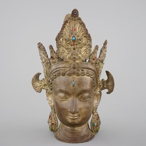 A tall gilt bronze head of a Boddhisatva with semi-precious stones, Tibet, 17/18th C. — foto 1