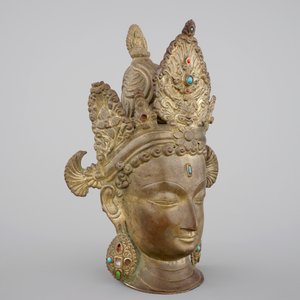 A tall gilt bronze head of a Boddhisatva with semi-precious stones, Tibet, 17/18th C. — foto 2