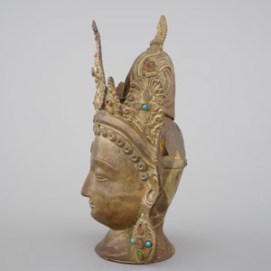 A tall gilt bronze head of a Boddhisatva with semi-precious stones, Tibet, 17/18th C. — foto 3