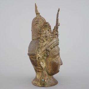 A tall gilt bronze head of a Boddhisatva with semi-precious stones, Tibet, 17/18th C. — foto 5