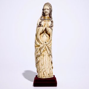 A tall Indo-Portuguese polychrome ivory model of a Madonna, Goa, 17h C. — photo 2