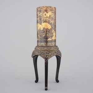 A tall Japanese gold-lacquered tortoise shell brush pot on tripod stand, Meiji, ca. 1880 — 照片 2