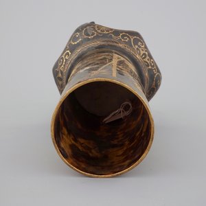 A tall Japanese gold-lacquered tortoise shell brush pot on tripod stand, Meiji, ca. 1880 — 照片 3