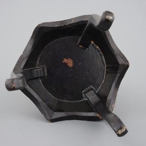 A tall Japanese gold-lacquered tortoise shell brush pot on tripod stand, Meiji, ca. 1880 — 照片 5