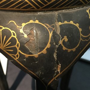 A tall Japanese gold-lacquered tortoise shell brush pot on tripod stand, Meiji, ca. 1880 — 照片 9