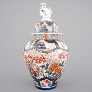 A tall Japanese Imari vase, 17/18th C. and two Chinese famille rose plates, 19th C. — photo 2