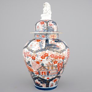 A tall Japanese Imari vase, 17/18th C. and two Chinese famille rose plates, 19th C. — photo 3