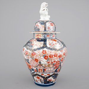 A tall Japanese Imari vase, 17/18th C. and two Chinese famille rose plates, 19th C. — photo 5