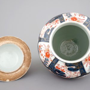 A tall Japanese Imari vase, 17/18th C. and two Chinese famille rose plates, 19th C. — photo 6