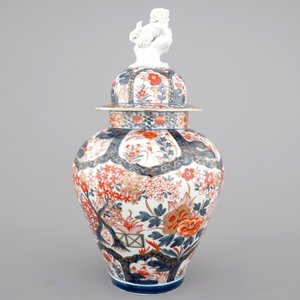 A tall Japanese Imari vase, 17/18th C. and two Chinese famille rose plates, 19th C. — 照片 4