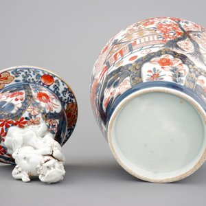 A tall Japanese Imari vase, 17/18th C. and two Chinese famille rose plates, 19th C. — 照片 7