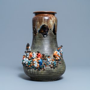 A tall Japanese Sumida Gawa vase with applied design of children and monkeys, Meiji, 19/20th C. — 照片 2