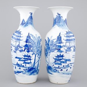 A tall pair of blue and white Chinese porcelain vases, 19th C. — photo 1