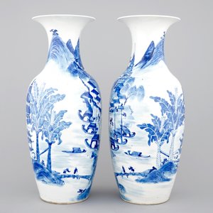 A tall pair of blue and white Chinese porcelain vases, 19th C. — photo 2