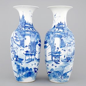A tall pair of blue and white Chinese porcelain vases, 19th C. — photo 3