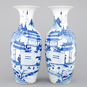 A tall pair of blue and white Chinese porcelain vases, 19th C. — photo 4