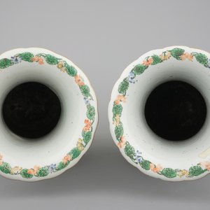 A tall pair of Chinese Canton verte porcelain vases with figural scenes, 19th C. — photo 5
