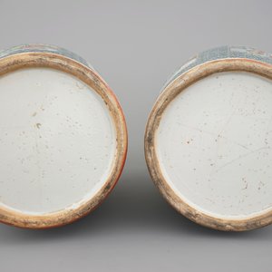 A tall pair of Chinese Canton verte porcelain vases with figural scenes, 19th C. — photo 6
