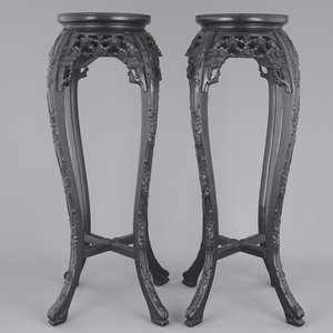 A tall pair of Chinese carved stands with marble top, 19th C. — foto 1