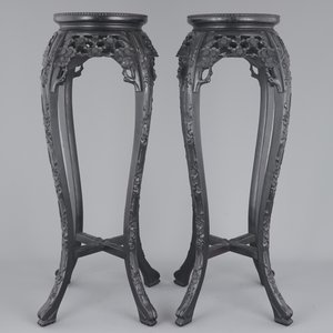 A tall pair of Chinese carved stands with marble top, 19th C. — foto 2