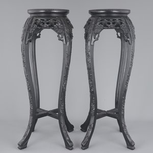 A tall pair of Chinese carved stands with marble top, 19th C. — foto 3